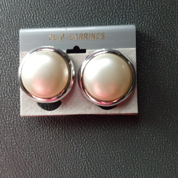 Vintage Trifari Silver/Pearl Tone Button Earrings And Gold Tone Earrings - Picture 5 of 5